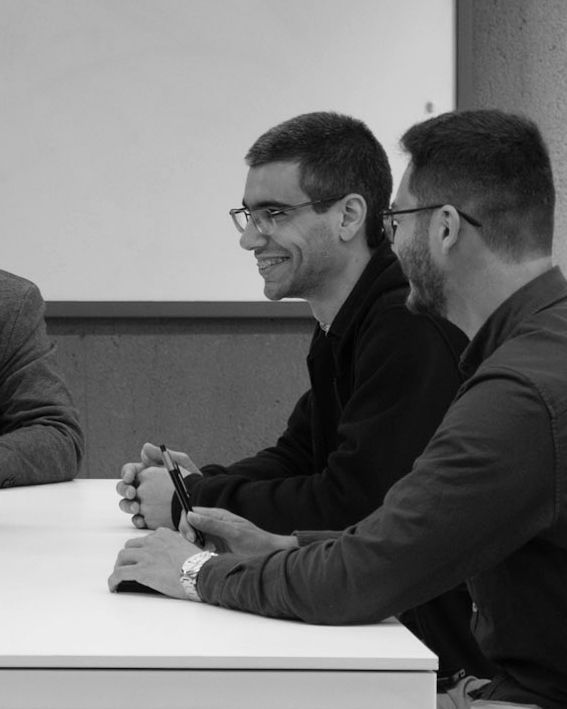Equipa da Insurgente a rever em conjunto resultados de um projeto no portátil