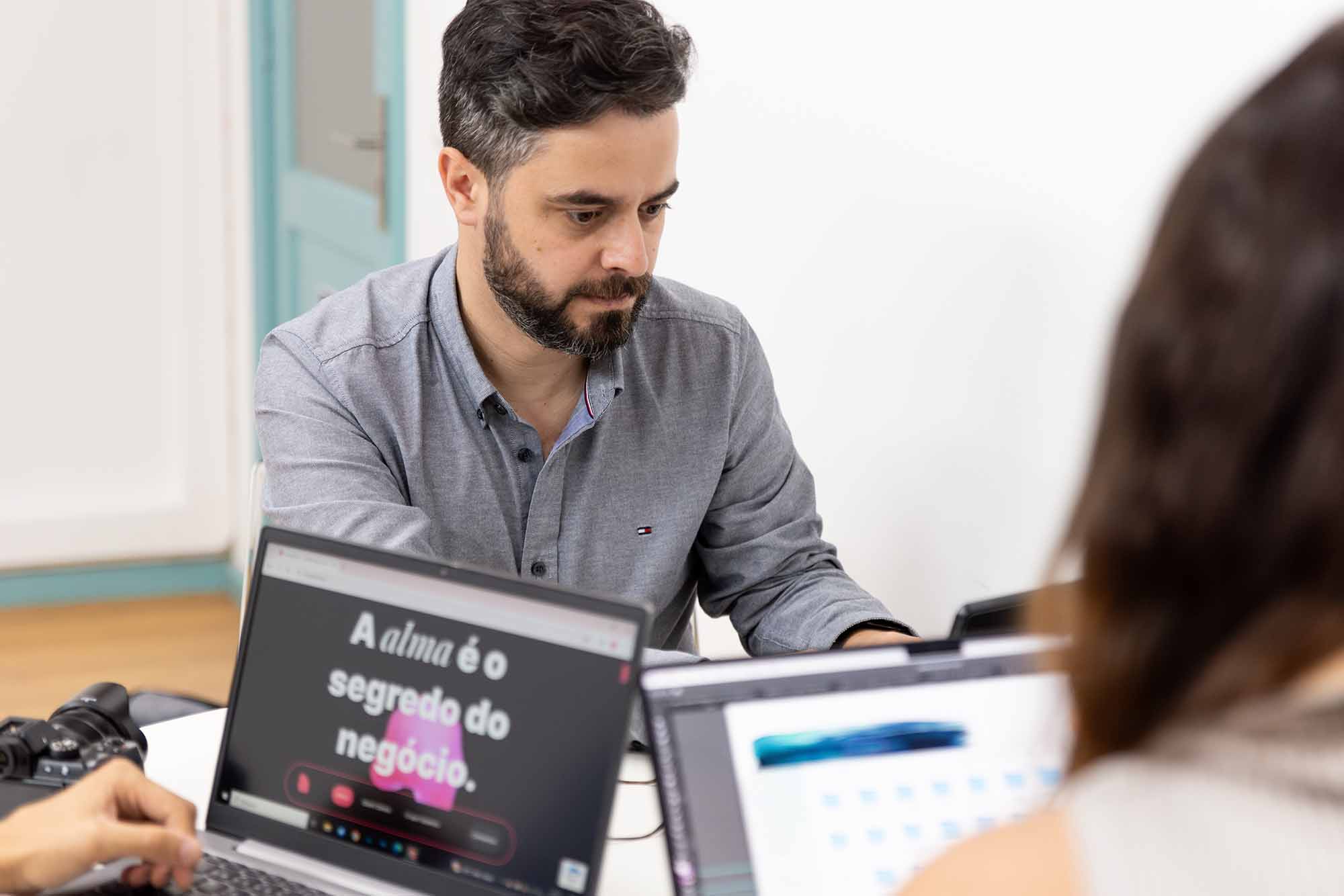 Estratega da Insurgente concentrado a analisar um projeto no portátil