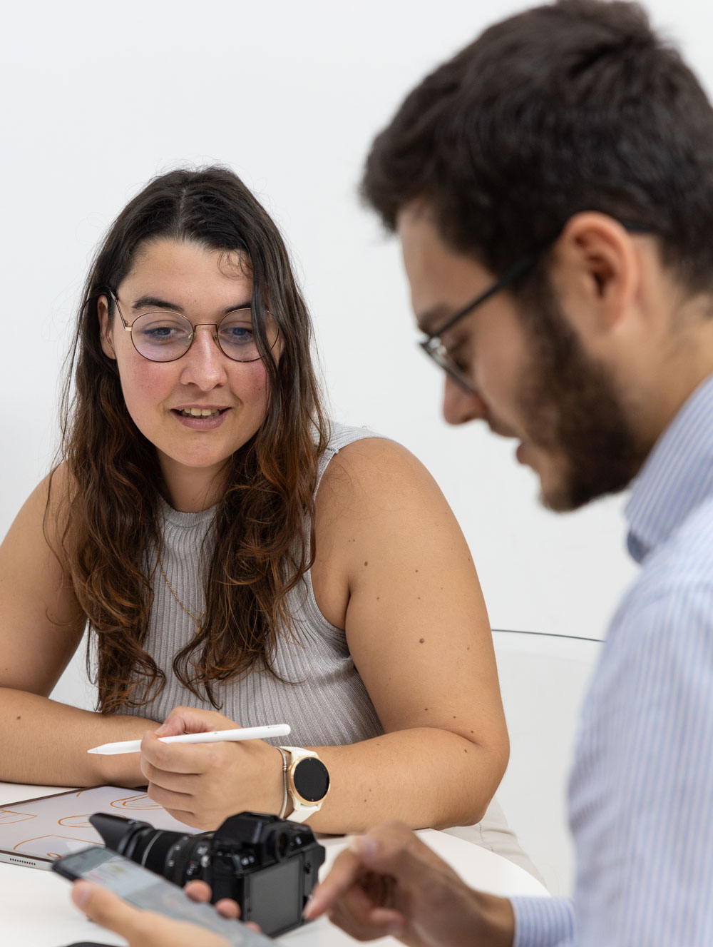 Mariana e Diogo, Insurgente, em conversa com um cliente