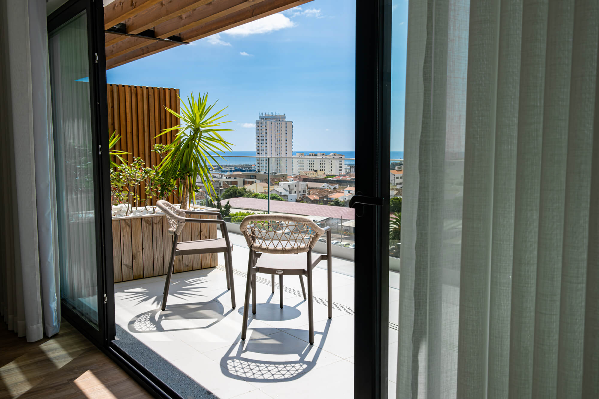Varanda da suite do Alto do Forte com vista sobre a cidade e o oceano